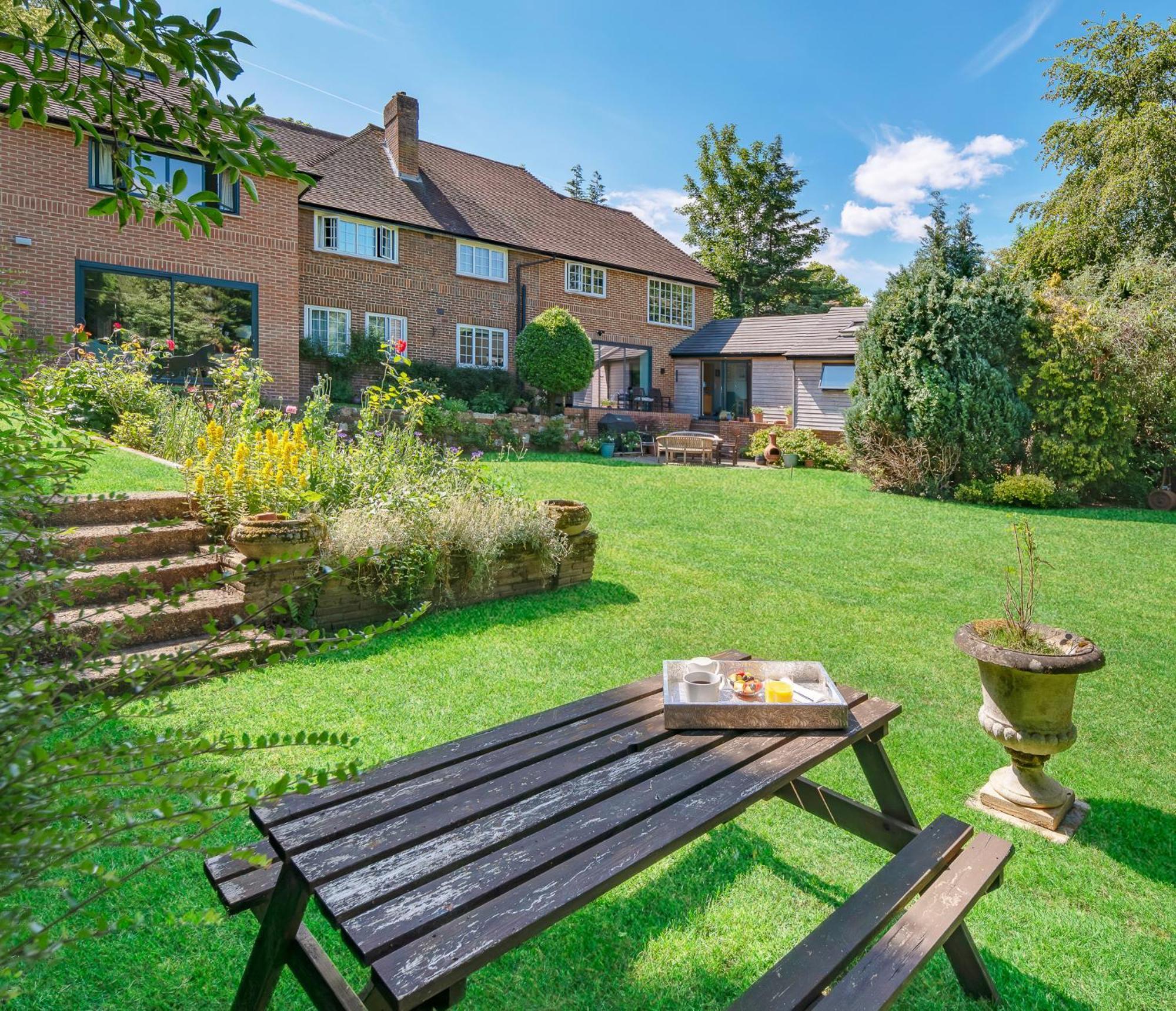 Westleigh Hotel Ashtead Exterior photo